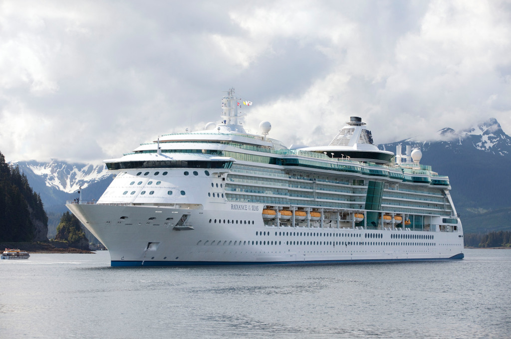 Kreuzfahrtschiff Radiance of the Seas vor schneebedeckten Bergen in einem Fjord in Alaska.