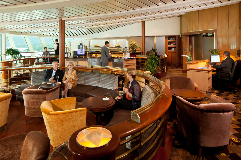 Exklusive Concierge Lounge mit Meerblick und modernem Design an Bord