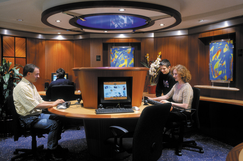 Gäste an Computerarbeitsplätzen im Internet Café an Bord der Radiance of the Seas.
