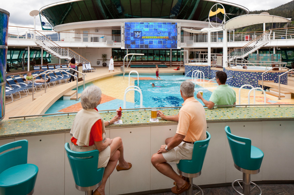 Außenpool mit Filmbildschirm und Liegestühlen auf Hochseeschiff