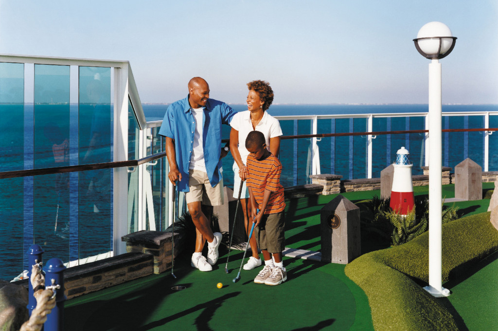 Minigolfanlage auf Sonnendeck mit Meeresblick auf Hochseeschiff