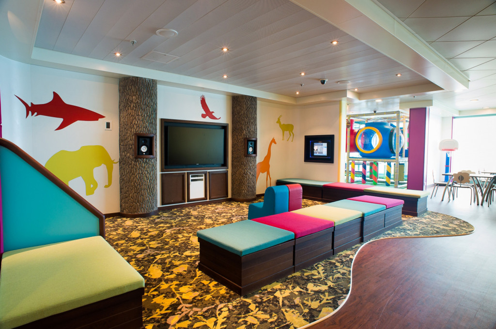 Das Youth Center mit bunten Spielbereichen, Möbeln und Unterhaltungsangeboten für Kinder auf der Royal Princess.