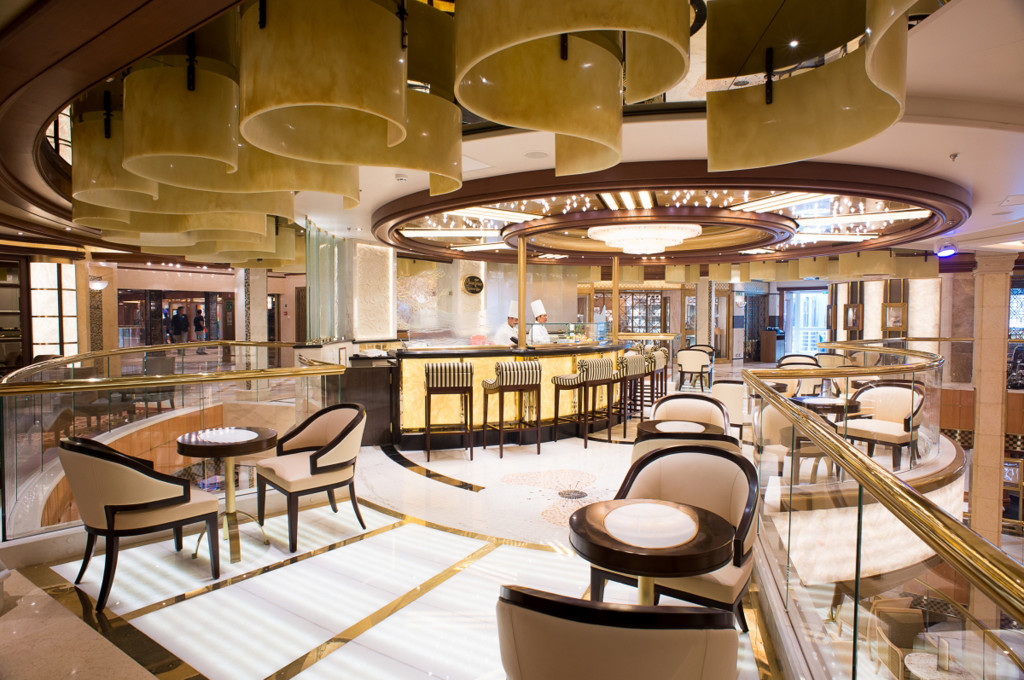 Die Terrace Bar mit Außenbestuhlung und eleganter Dekoration auf der Royal Princess.