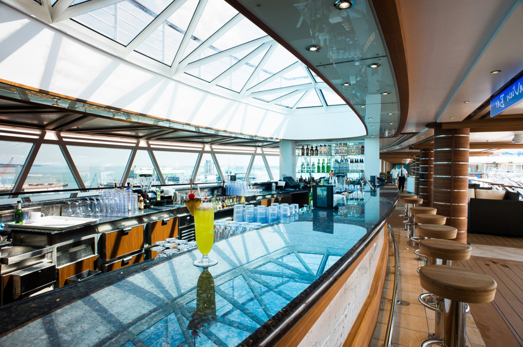 Die Seaview Bar mit Panoramafenstern, Theke und Meeresausblick auf der Royal Princess.