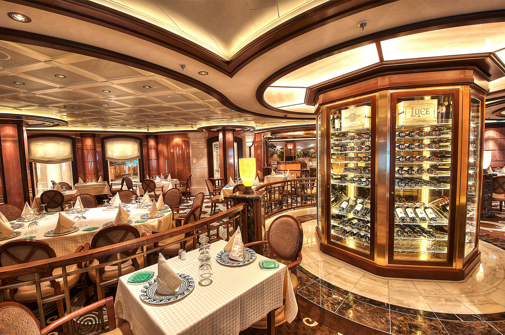 Das Sabatini Spezialitätenrestaurant mit Weinkeller und Bestuhlung auf der Royal Princess.