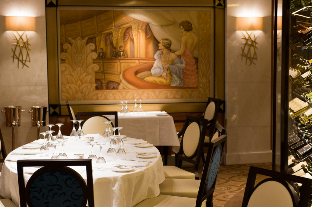 Das Symphony Restaurant mit eleganter Bestuhlung und Wandkunstwerk auf der Royal Princess.