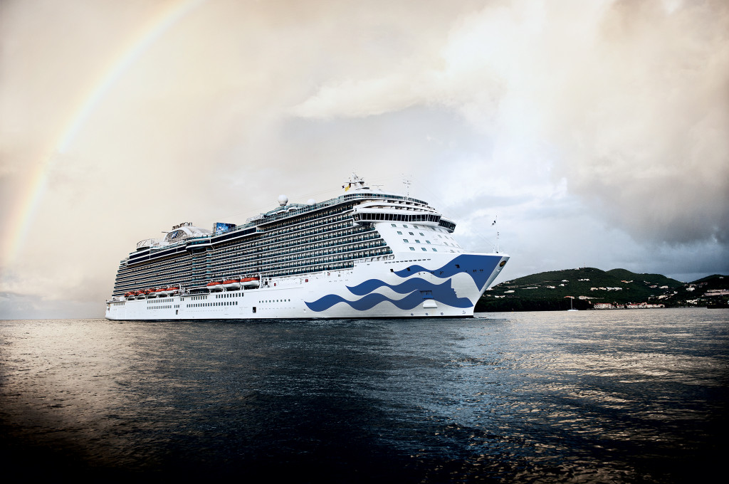 Die Royal Princess fährt auf offener See mit Regenbogen am Horizont.