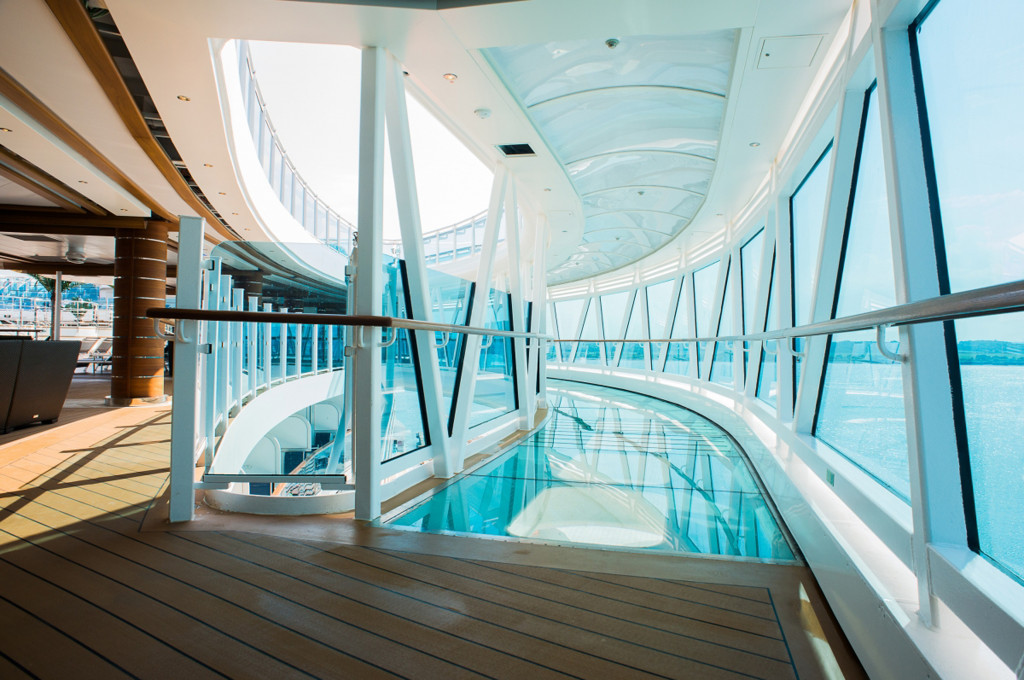 Die Sea Walk Promenade mit Glasgeländer und Meeresblick auf der Royal Princess.