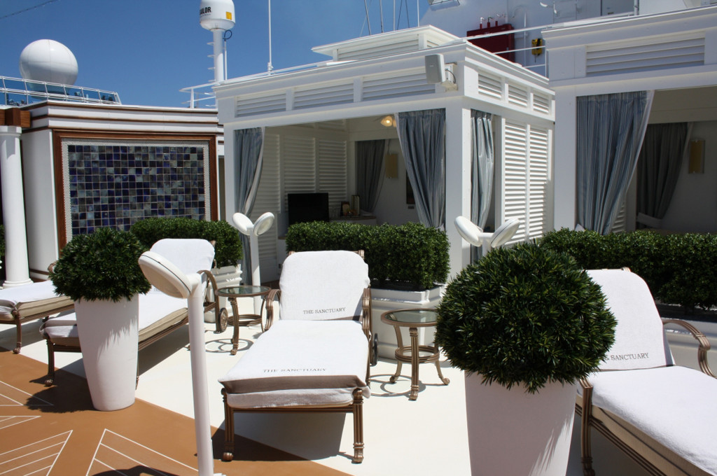 The Sanctuary mit Liegestühlen, Pavillon und Aussichtsbereich unter freiem Himmel auf der Royal Princess.