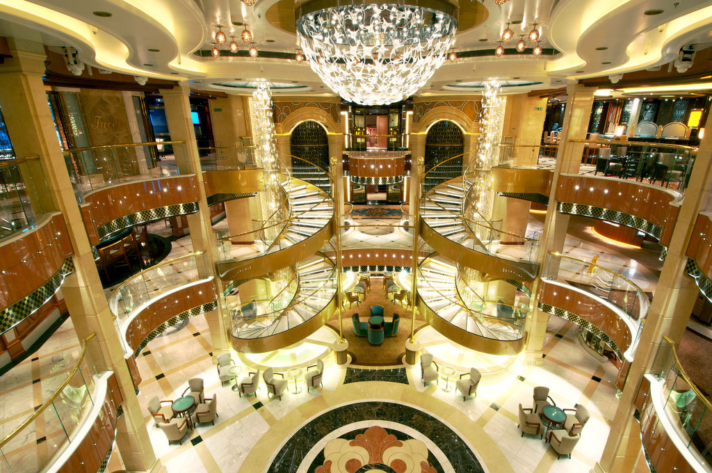 Das Atrium mit mehreren Decks, großem Kronleuchter und eleganten Treppen auf der Royal Princess.