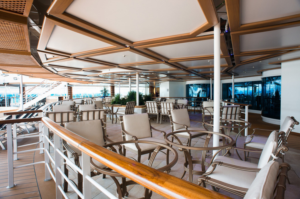 Der Horizon Court mit Buffetbereich, Bestuhlung und Meeresausblick auf der Royal Princess.