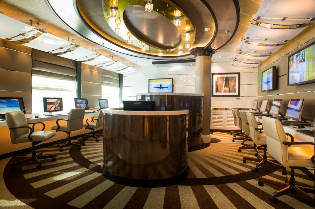 Das Internet Café mit Computer-Workstations und modernem Design auf der Royal Princess.