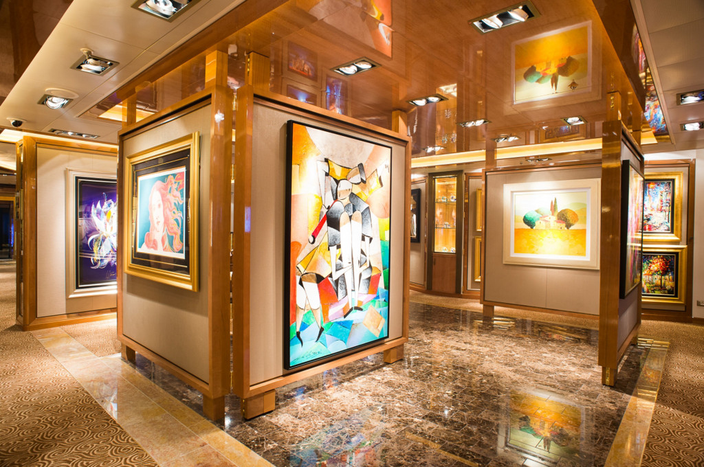 Die Kunstgalerie mit Rahmen und zeitgenössischen Kunstwerken auf der Royal Princess.