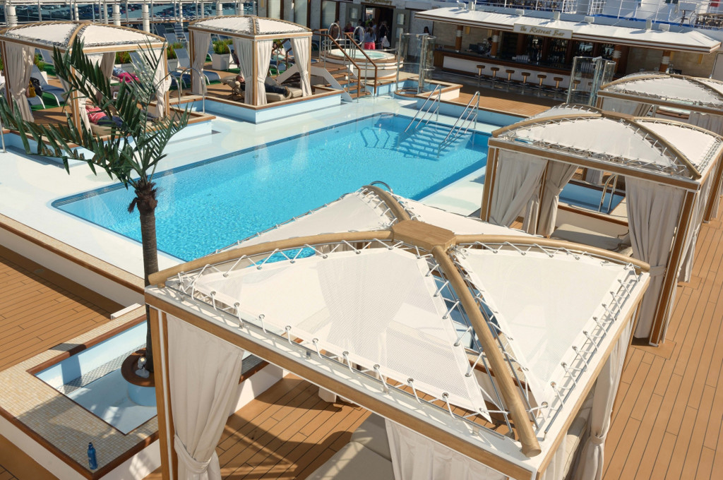 Exklusives Sonnendeck mit Lido-Becken und Whirlpools auf modernem Hochseekreuzfahrtschiff