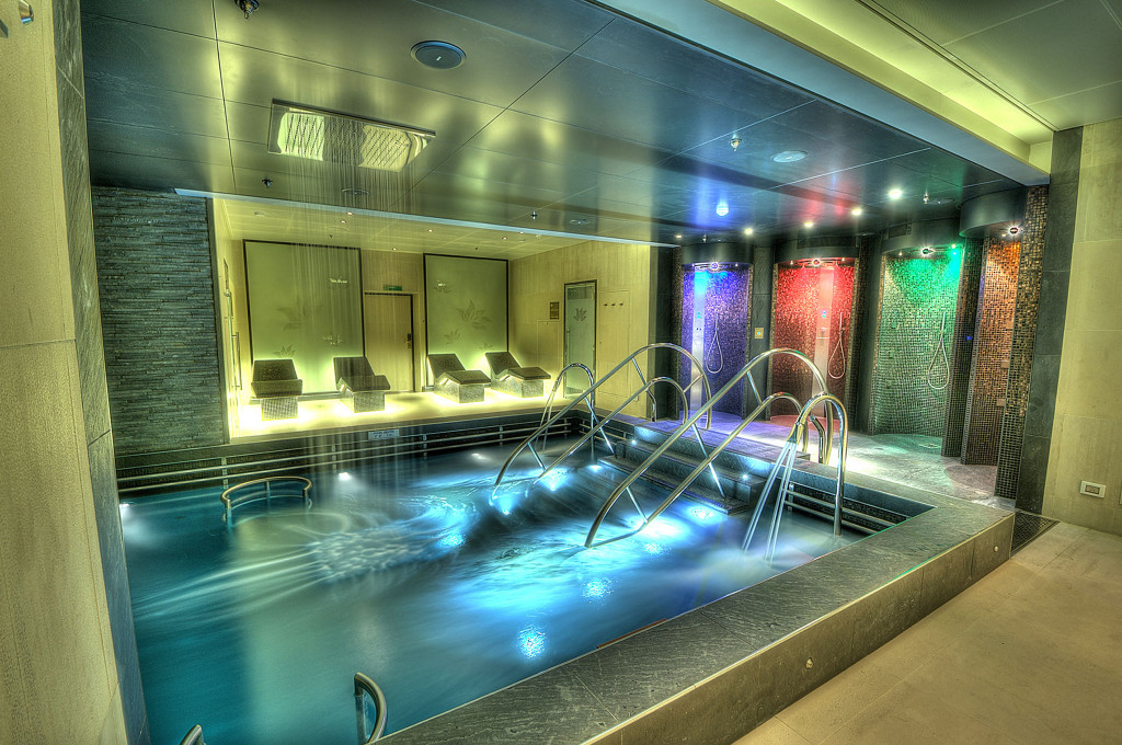 Das Spa mit Thermalpool, Lichteffekten und designtem Ruhebereich auf der Royal Princess.