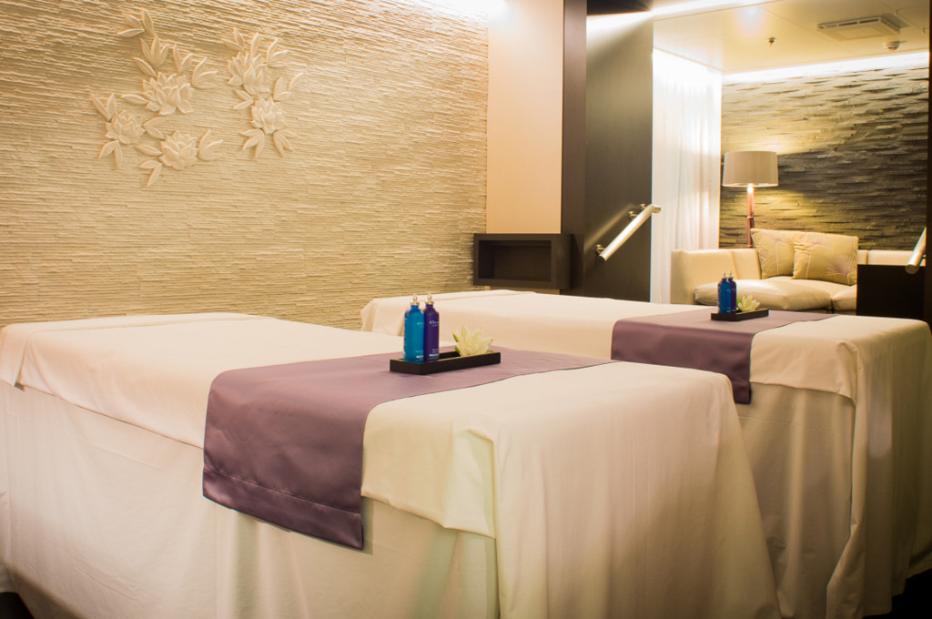 Das Lotus Spa mit Massage- oder Behandlungsbetten und eleganter Ausstattung auf der Royal Princess.