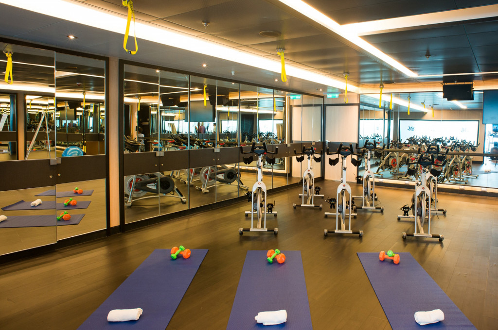 Das Fitnesscenter mit Hometrainern, Yogamatten und modernen Trainingsgeräten auf der Royal Princess.