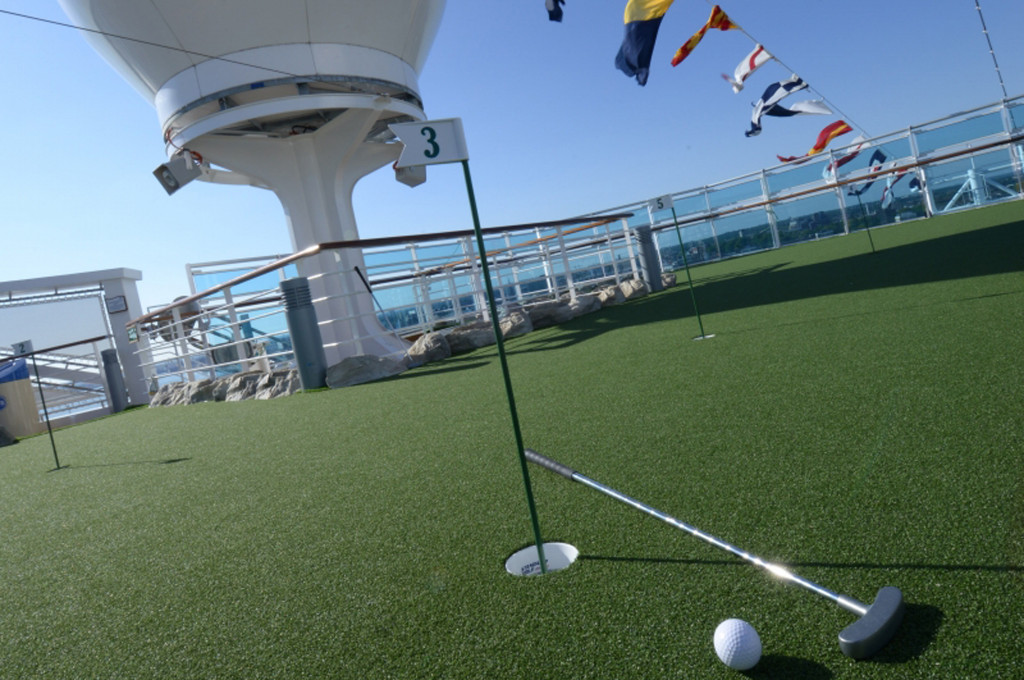 Die Minigolf-Anlage auf dem Sonnendeck mit Flaggen und Golfbällen auf der Royal Princess.