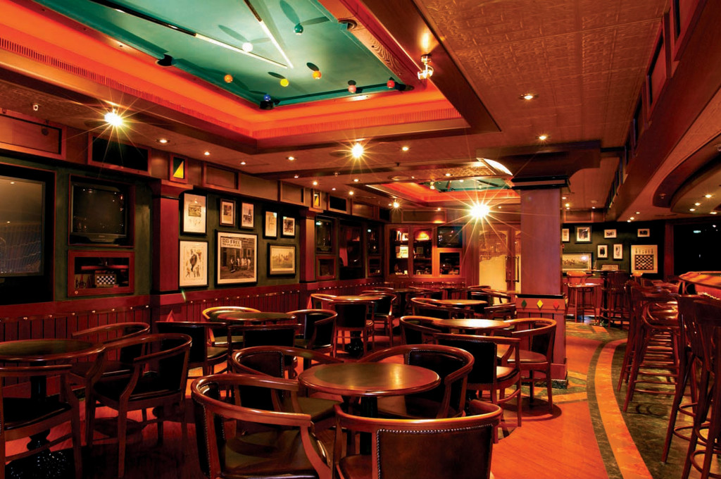 Churchill Lounge & Bar im englischen Pub-Stil mit Billardtisch an der Decke, Ledersesseln und Bilderwand.
