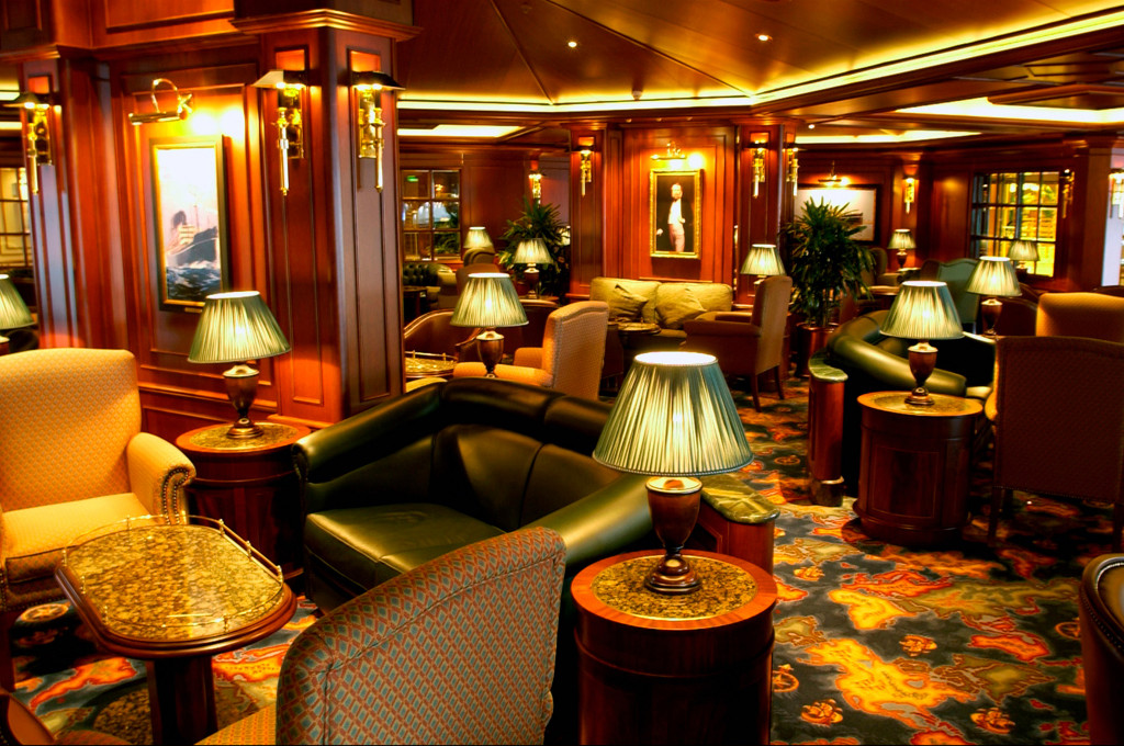 Wheelhouse Bar mit dunkler Holzvertäfelung, Ledersesseln, Tischlampen und clubartiger Atmosphäre.