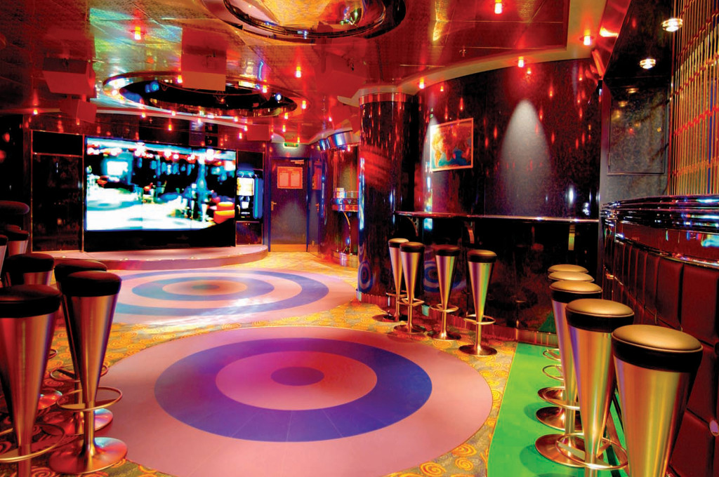 Moderne Disco-Bar mit bunter LED-Beleuchtung und futuristischem Design auf Schiff