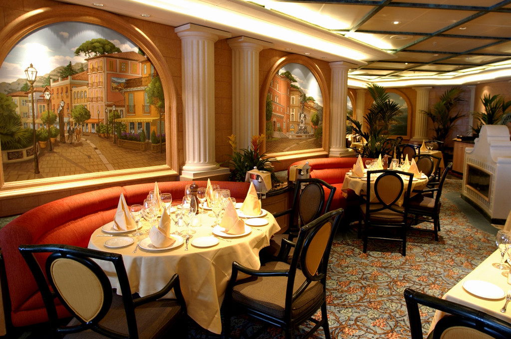 Italienisches Spezialitätenrestaurant Sabatini's mit Wandmalereien, eingedeckten Tischen und gepolsterten Sitzbänken.