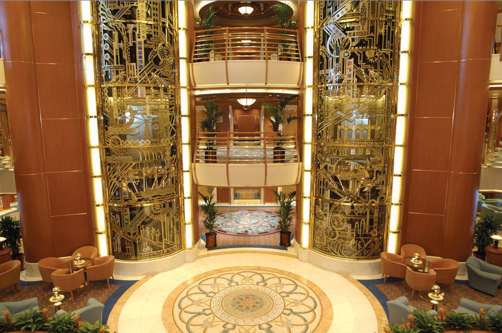 Prächtiges Schiffs-Atrium mit Kristalldekorationen und eleganten Säulen über mehrere Decks