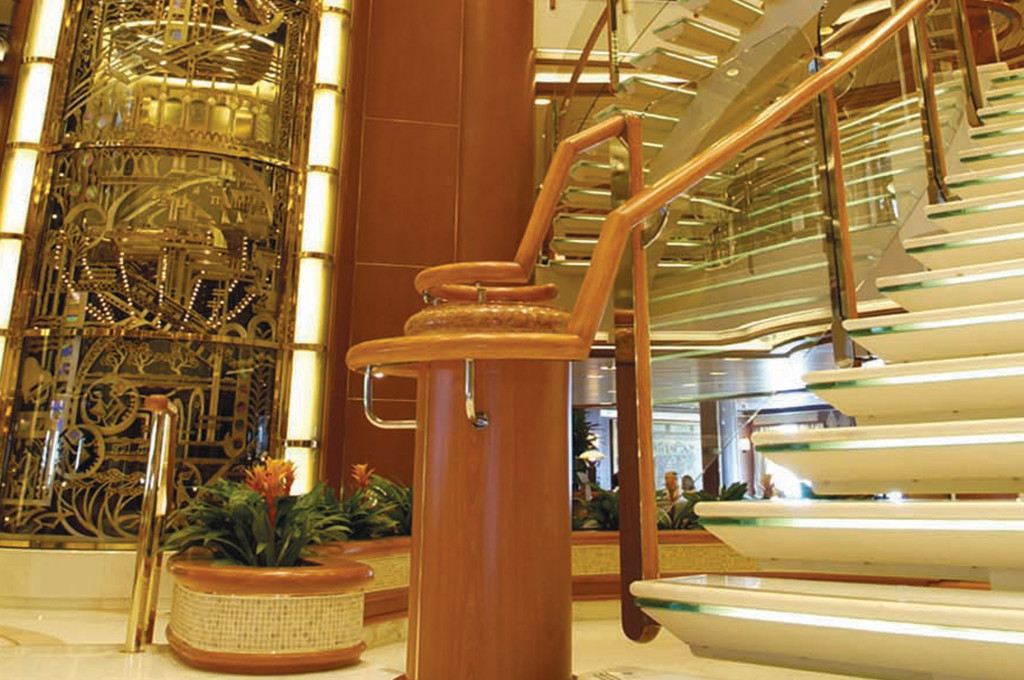 Elegantes Schiffs-Atrium mit Treppen und klassischem Holzgeländer mit Beleuchtung
