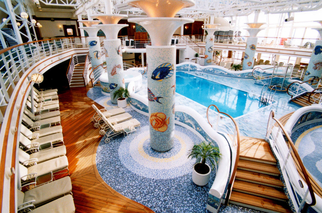 Geräumiges Indoor-Schwimmbecken mit Säulen und modernem Design auf Hochseekreuzfahrtschiff