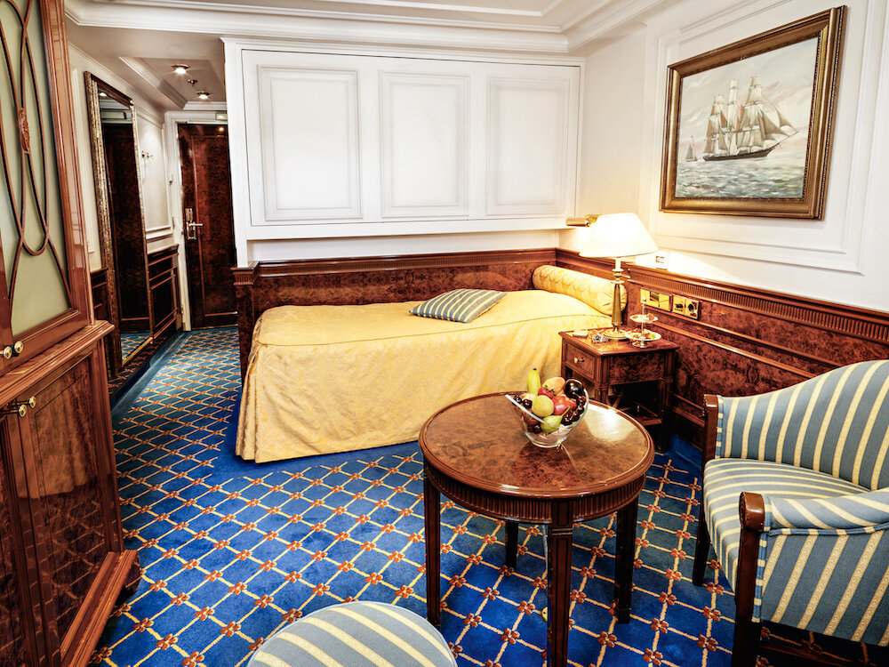 Eine weitere Außenkabine mit Oberbetten und Unterbetten auf der Sea Cloud II