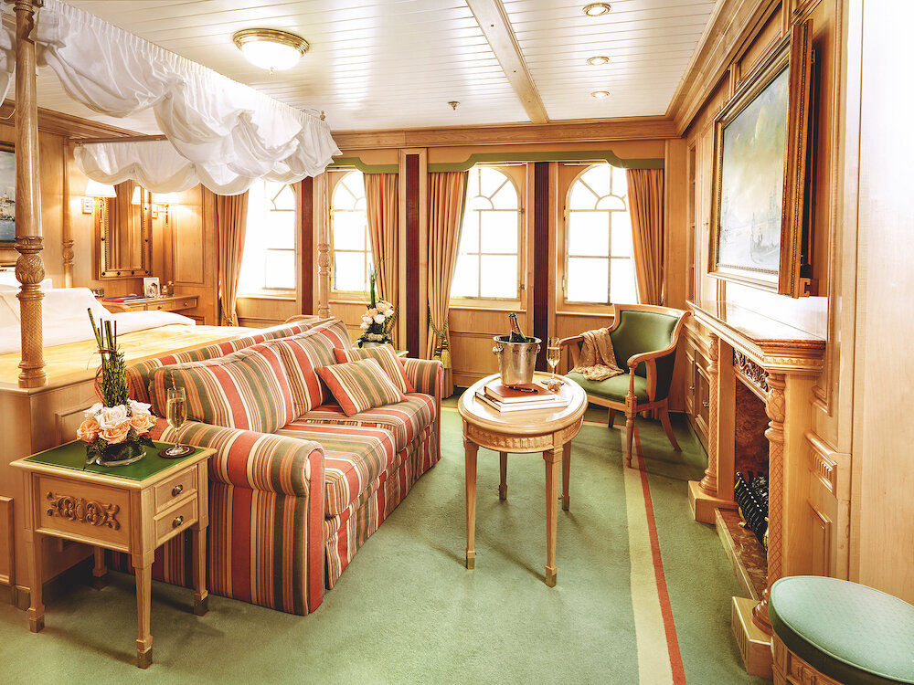 Eine Owner-Suite mit klassischer Eleganz und Außenbereich auf der Sea Cloud II