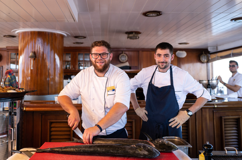 Chefköche bei der Fischzubereitung auf dem Lidodeck der Sea Cloud II
