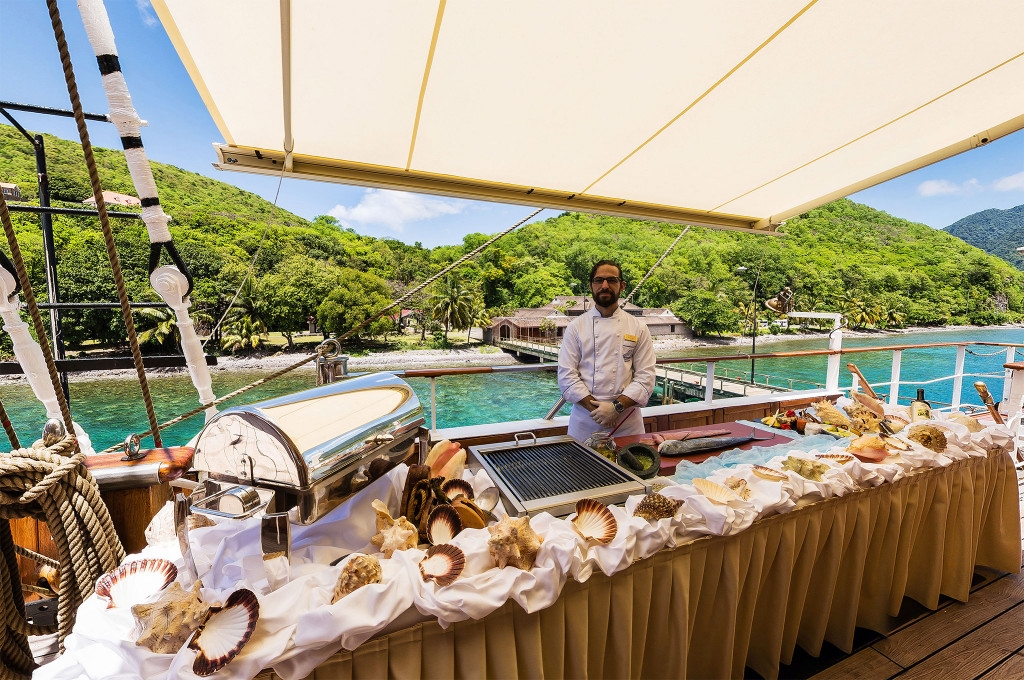 Dekadentes Meeresfrüchte-Buffet auf dem Deckdinner der Sea Cloud II mit tropischer Inselkulisse