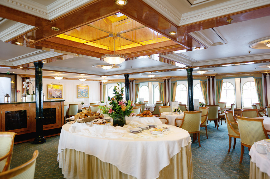 Luxuriöser Speisesaal mit Klassischem Design und Panoramafenstern auf der Sea Cloud II
