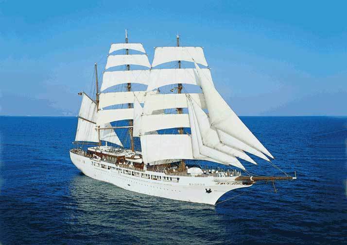 Dreimaster-Großsegler unter vollen Segeln auf tiefblauem Meer