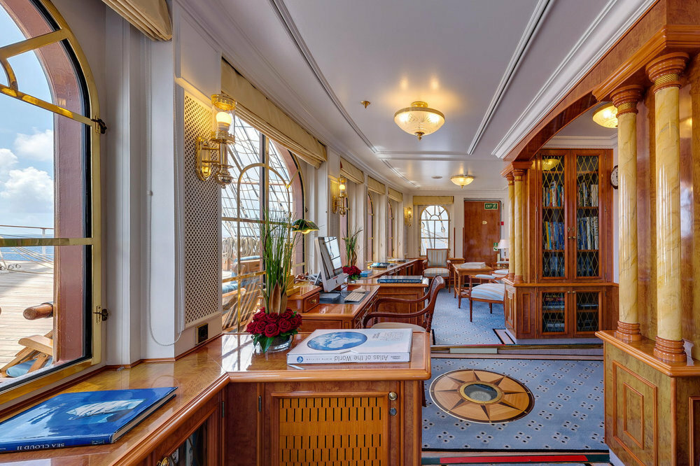 Klassische Bibliothek mit Bücherregalen und Meerblick auf der Sea Cloud II.