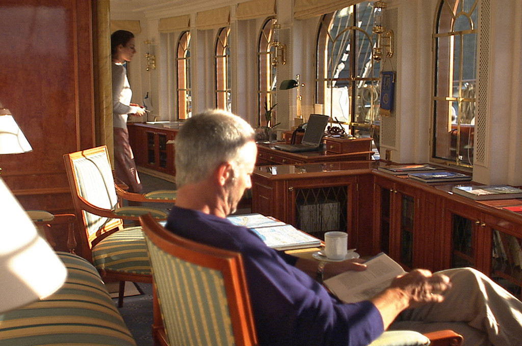 Klassische Bibliothek-Lounge mit eleganter Holzausstattung auf der Sea Cloud II