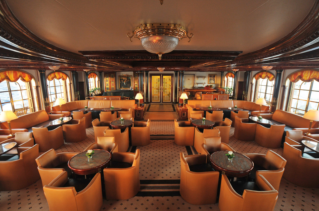 Elegante Lounge mit klassischer Ausstattung und Deckendesign auf der Sea Cloud II