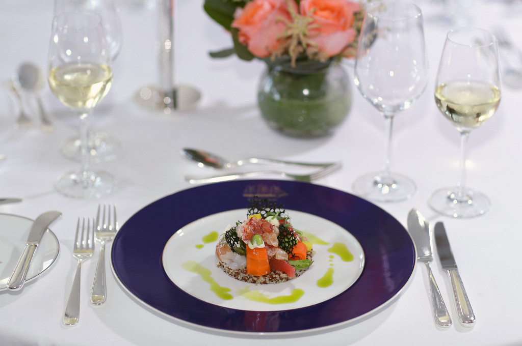 Kunstvoll angerichteter Meeresfrüchte-Gang auf blauem Platzteller im Spezialitätenrestaurant der Sea Cloud Spirit.