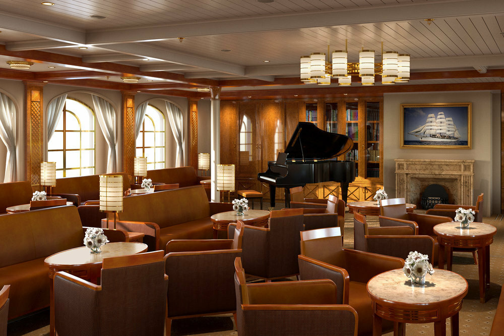Elegante Lounge mit schwarzem Flügel, offenem Kamin, Bibliotheksschrank und braunen Ledersesseln auf einem Kreuzfahrtschiff