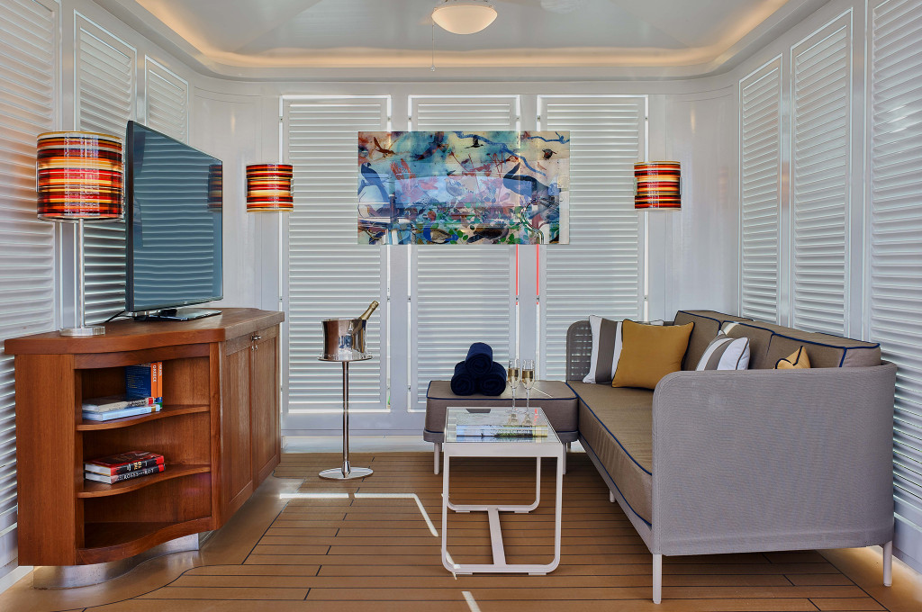 Luxuriöse Kabine mit modernem Wohnbereich, Sofa, TV und stilvoller Ausstattung auf der Seabourn Ovation.