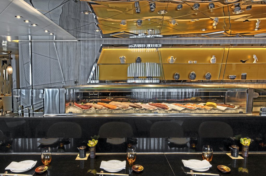 Sushi-Theke auf der Seabourn Ovation mit frischen Fischsorten auf Eis und elegantem Spiegeldekor.