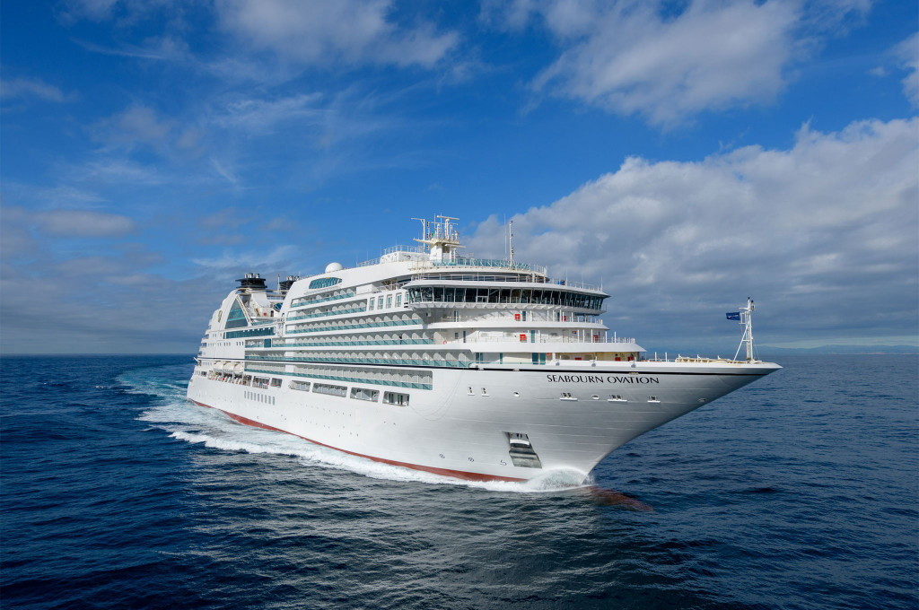 Seabourn Ovation Luxuskreuzfahrtschiff auf dem offenen Meer bei blauem Himmel und wolkenloser Sicht.