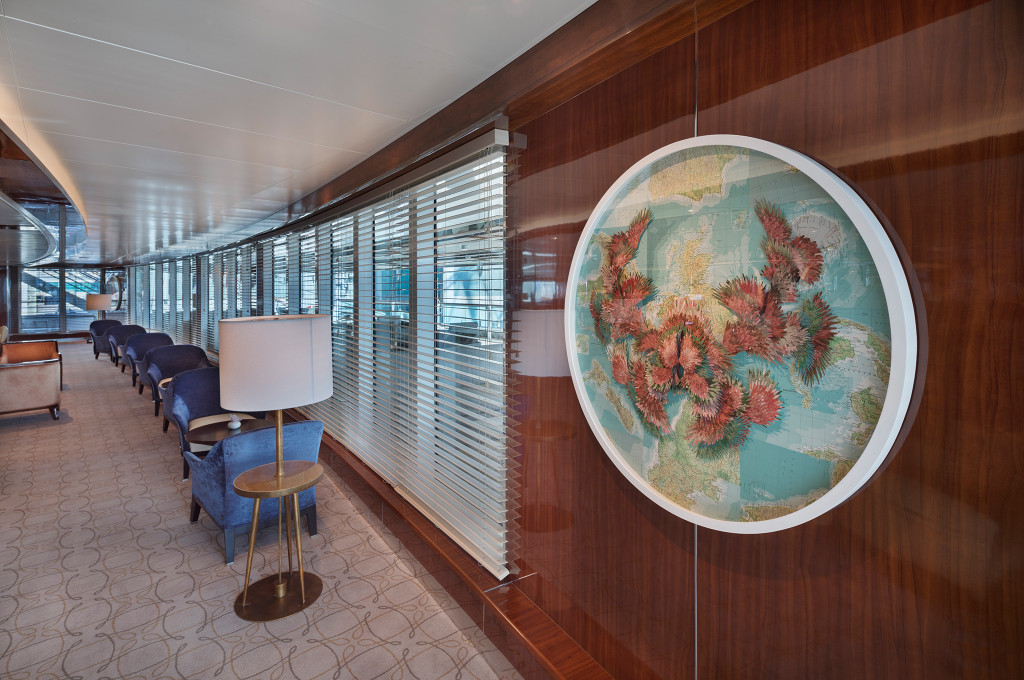 Modernes Beobachtungsbar mit gemütlichen Sitzplätzen, Kunstwerk an der Wand und Meeresblick auf der Seabourn Ovation.