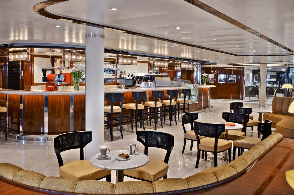 Gemütliche Seabourn Square Lounge mit Holztheke, Barplätzen und verschiedenen Sitzgelegenheiten für geselliges Zusammensein.