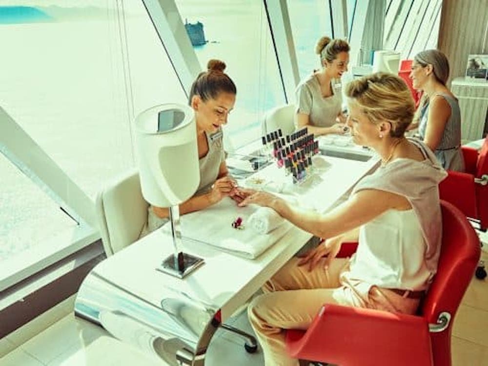Nagelstudio an Bord mit Manikürebehandlung an einem weißen Tisch vor Panoramafenstern