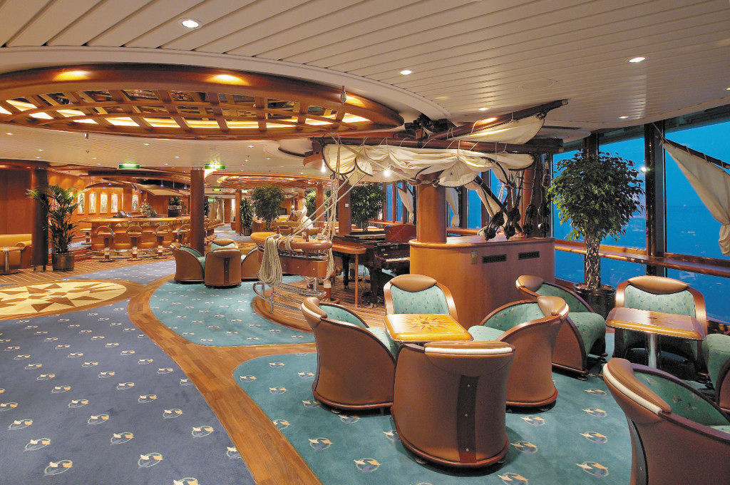 Elegante Schooner Bar mit klassischem Segelschiff-Dekor an Bord
