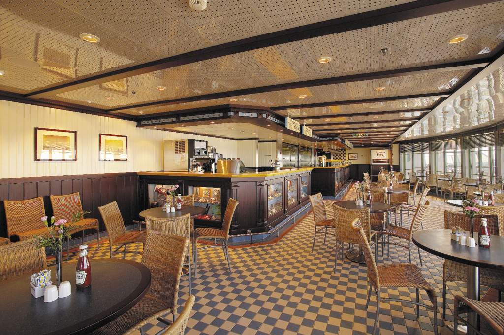 Seaview Café mit moderner Ausstattung und Meeresblick auf Hochseeschiff