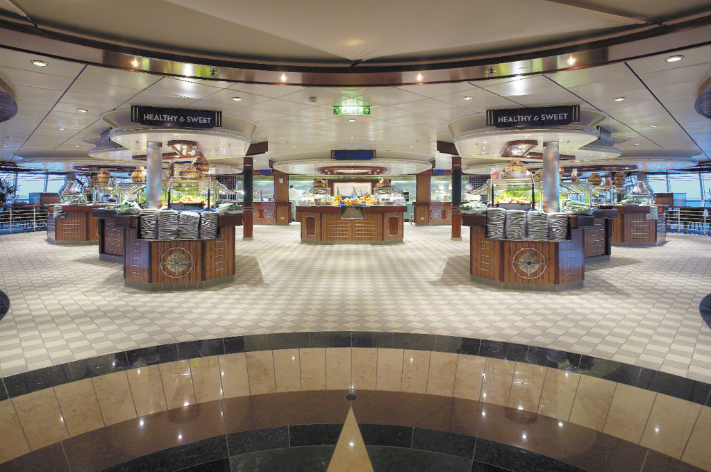 Windjammer Buffetrestaurant mit Speiseangebot auf Hochseeschiff
