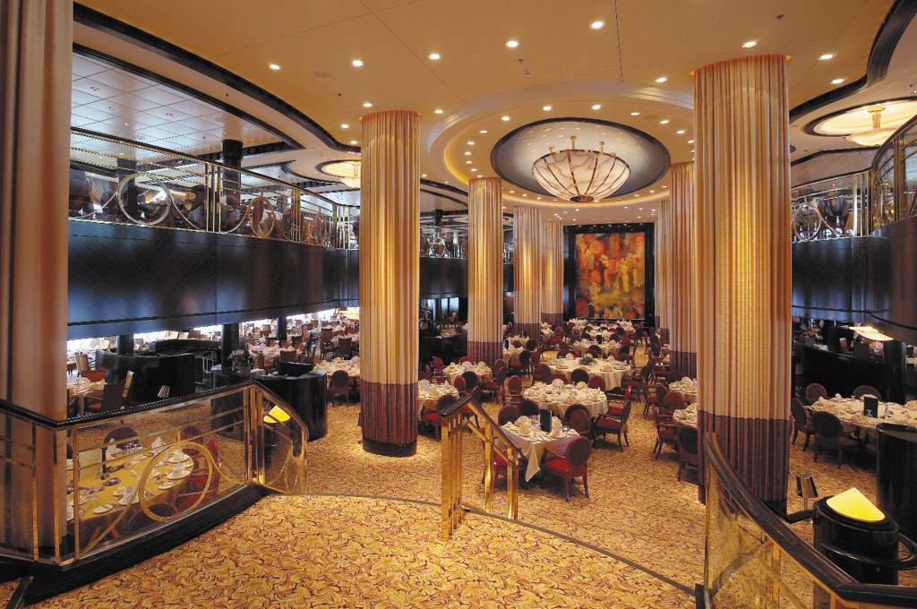 Reflections Restaurant mit Kronleuchtern und Dinertischen an Bord